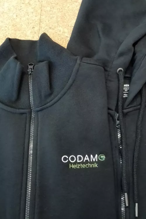 Firmenlogo Codamo Heiztechnik auf Sweatjacke