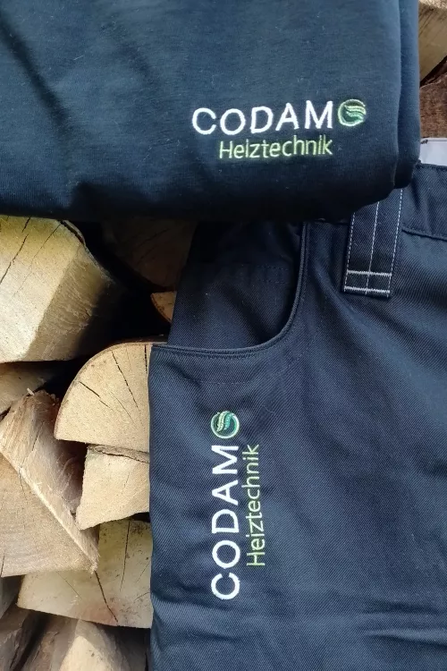 Firmenlogo Codamo Heiztechnik auf Arbeitshose