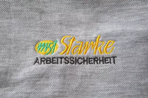 Logo mst Starke Arbeitssicherheit auf grauem Poloshirt