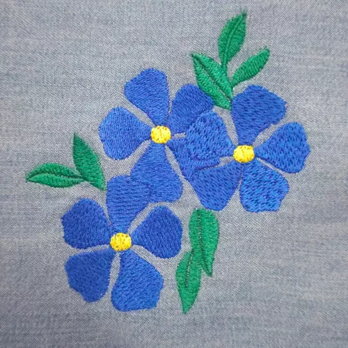 Blaue Blumen auf Jeansbluse gestickt mit verschiedenen Stickmustern und Sticharten