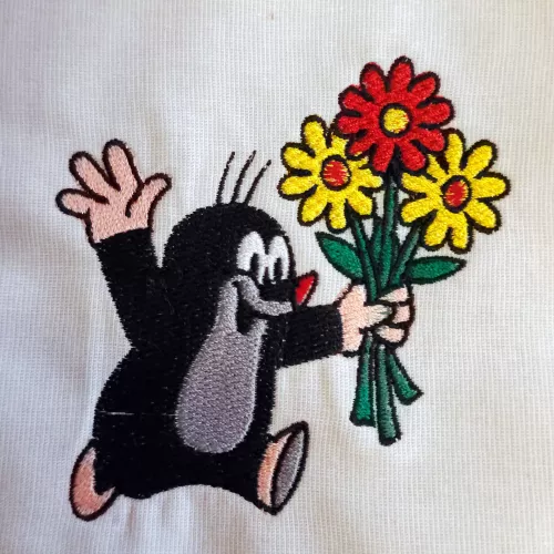 Fröhlicher Maulwurf mit buntem Blumenstrauß gestickt mit hochwertigem Stickgarn auf einer modernen Tajima Stickmaschine