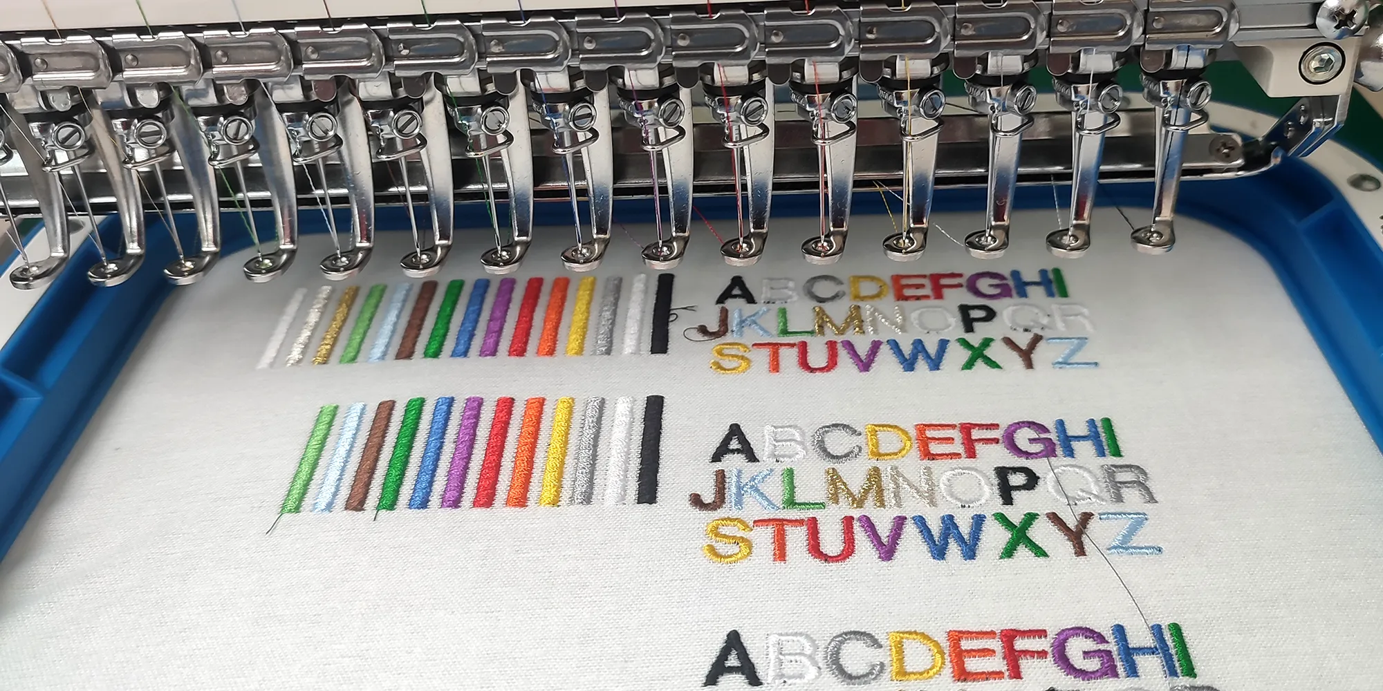 Bunter Stick einer Stickmaschine mit 15 Nadeln